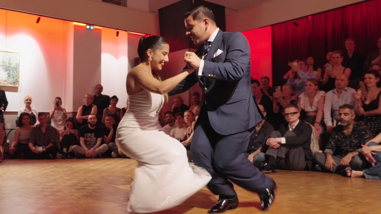 Video thumbnail for Fatima Caracoch and Brenno Marques - Por la guella