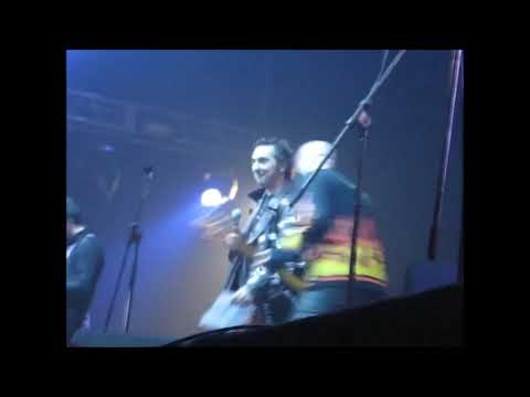 Михаил Горшенёв поёт за опоздавшего брата песню "Не беда" на фестивале "Чартова Дюжина" - 2009