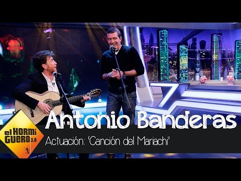 Antonio Banderas y Pablo Motos hacen una versión de la canción del Mariachi en El Hormiguero 3.0