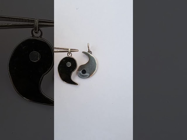 Vídeo relacionado con Yumilok Tai Chi Yin Yang Nocturno Colgante Collar Aleación Medallón Amuleto Colgante de Cadena para Mujer Hombre Luz Azul, Metal Resina, No es una piedra preciosa