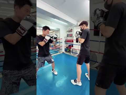 【ボディジャブにはこれ】・ブロッキング・バックステップ・右カウンター「攻撃は最大の防御」という言葉があるように逃げてばかりじゃ始まりません#boxing #格闘技 #ジャブ #shorts