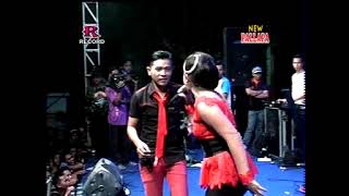 Download lagu Senyum & Perang - Vivi Rosalita feat Gerry Mahesa - New Pallapa live Drancang Menganti Gresik 2014 mp3
