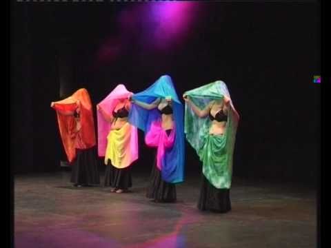 Showgruppen Turkish Delight uppträder med magdans!