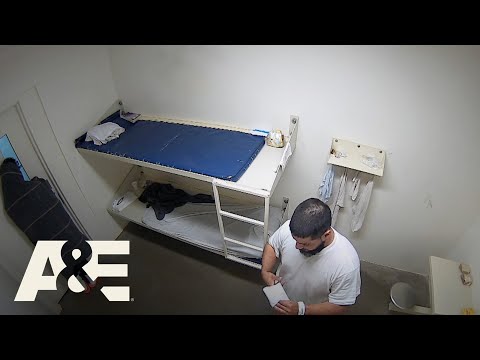 "Carlos" & "Darius" Use Toilet Paper to Fix FREEZING COLD Cells | 60 Days In | A&E