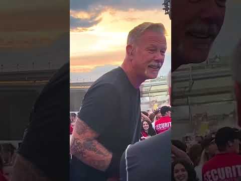 JAMES HETFIELD JOKING WITH SECURITY GUARD LIVE (2023) #METALLICA #shorts