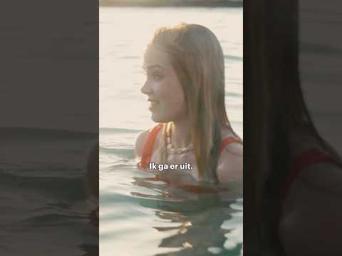 Romy en Kenley hebben het wel héél gezellig in het water.. 😏💋