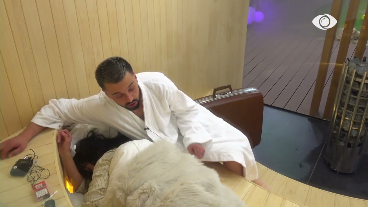 “A je mirë?”/ Gjesti shkon tek Egli teksa qëndron në sauna