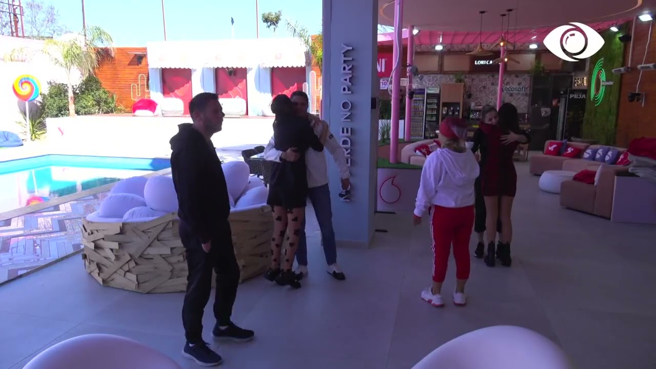 Bie gongu për puthje dhe Ngriva njëkohësisht