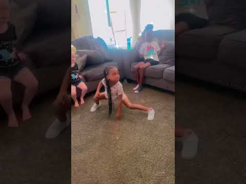 OMG 😲 DID SHE JUST PUT UP THE MIDDLE FINGER 🤔⁉️ #tommytheclown #tsquad