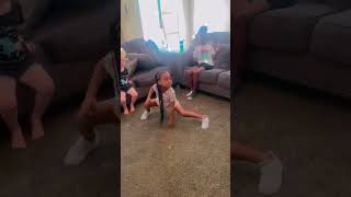 OMG 😲 DID SHE JUST PUT UP THE MIDDLE FINGER 🤔⁉️ #tommytheclown #tsquad