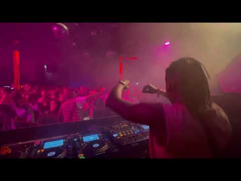 Philou Louzolo playing "Philou Louzolo - Senegal" (Zeezout, Lofi)