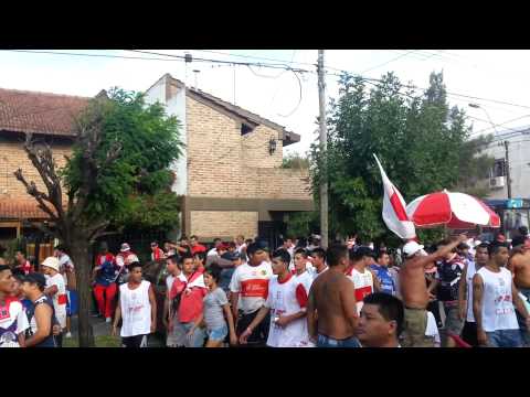 "los borrachos de moron llegando a la cancha ( parte 2 )" Barra: Los Borrachos de Morón • Club: Deportivo Morón • País: Argentina