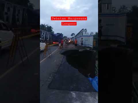 JEMBATAN ADISARA-MARGASANA LONGSOR