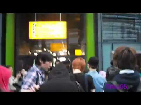 SHINee - 110618 [FANCAM] at Heathrow London Airport