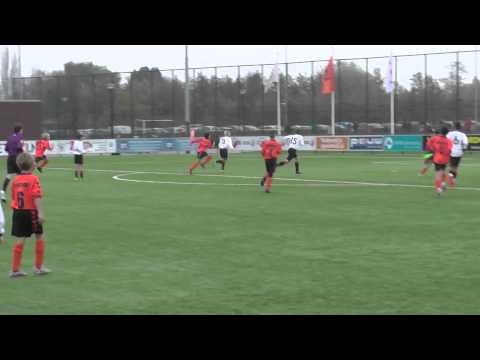 5 nov 2014 VV De Meern D3  - Montfoort D1 beker 2-2 Keeper staat doelpunt Sem in de weg