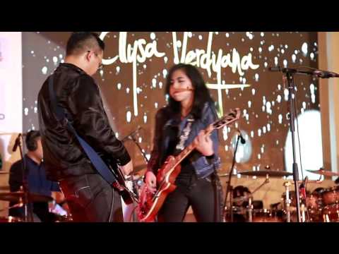 Ellysa Verdyana - Tendangan Dari Langit (Kotak) (cover) (Live at Surabaya Townsquare 2015)