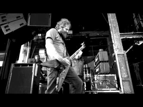 Brent HINDS (MASTODON/lead guitar) testing his Wild "illuminhinds V"