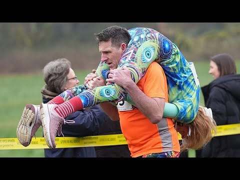 Video Thumbnail: Finnisches Duo gewinnt britisches Wife-Carrying-Rennen