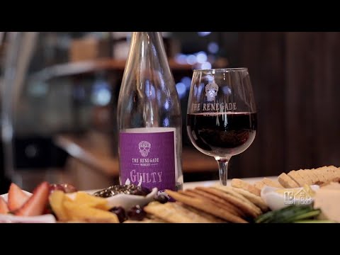 Selecionando uma variedade de vinhos para complementar uma tábua de charcutaria