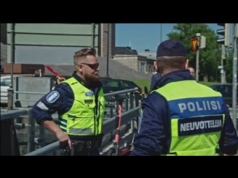 Helsingin poliisin neuvottelijat kiperässä tilanteessa Elokapina-mielenosoituksessa #helsinki