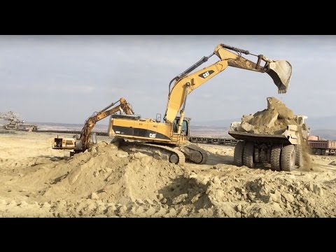 Caterpillar  385C loading dumper with rocks