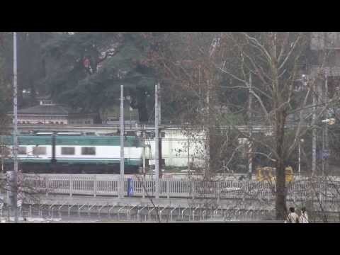 E655 con merci container e casse mobili (27 carri) - Monza 26/02/2011