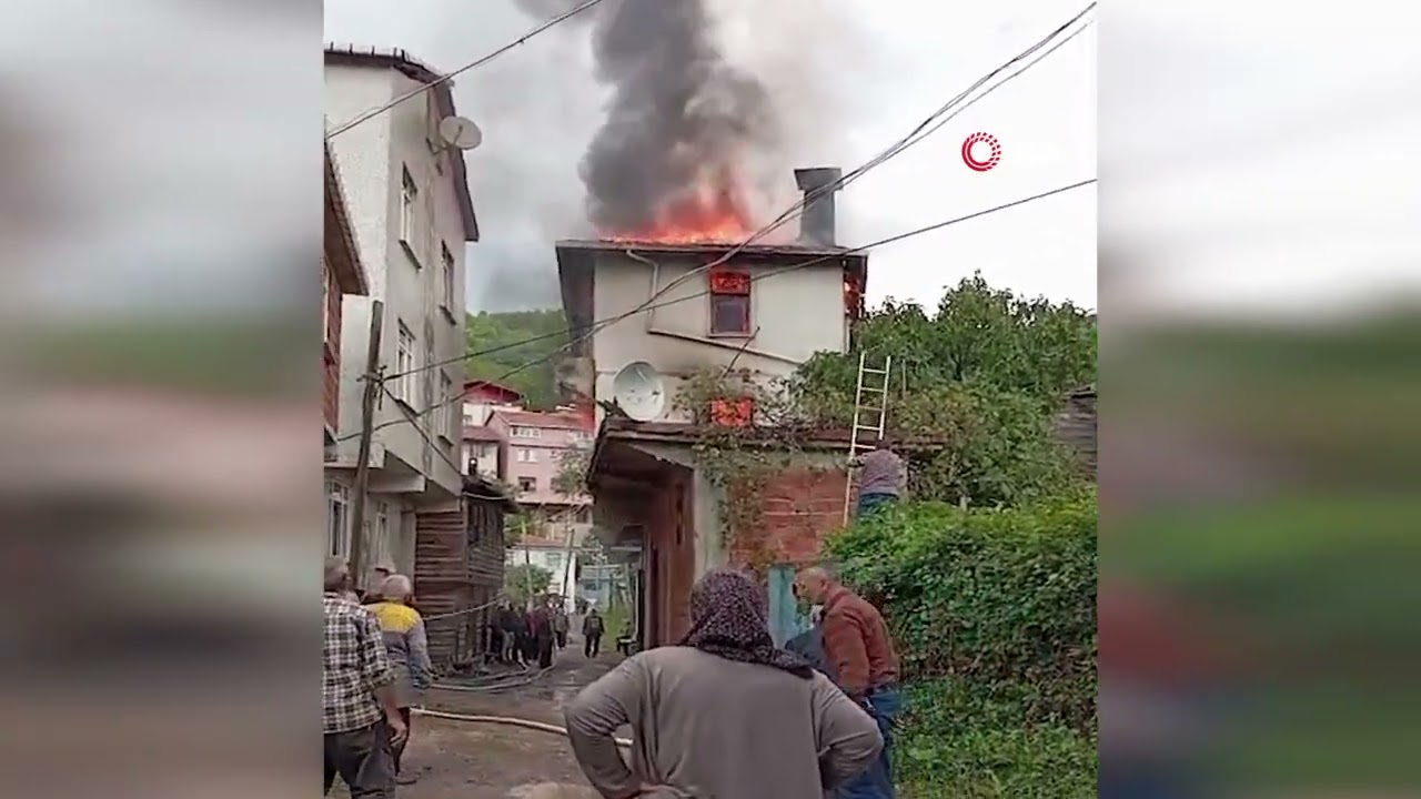 İki katlı ev alev alev yandı