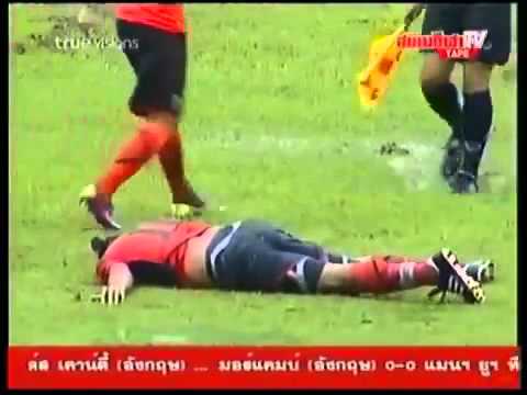 Keeper schopt speler