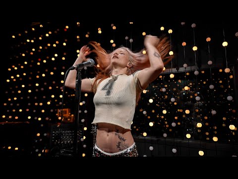 Wet Leg - mangetout (Live on KEXP)