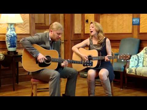 Derek Trucks & Susan Tedeschi - Rollin and Tumblin (Acoustic)