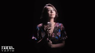 Musik-Video-Miniaturansicht zu İpekten İnce Songtext von Burcu Yeşilbaş