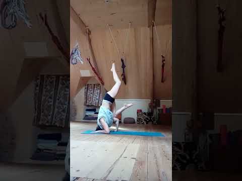 posture sur la tête asymétrique avec contraction de la jambe pada akunchanasana dans vishama shirsha