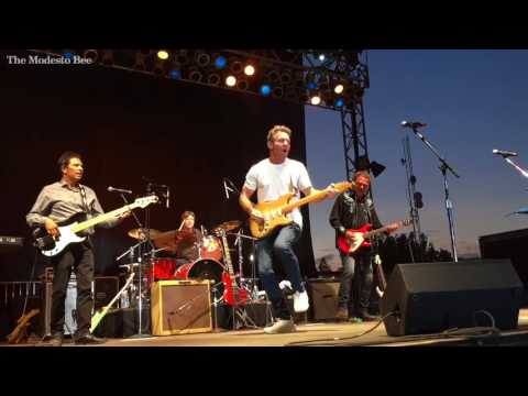 See Dennis Quaid rock out at the Stanislaus County Fair