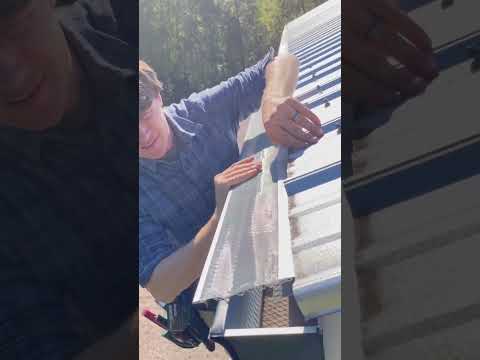 雨樋ガードを金属屋根に取り付けます。 #concordgutterservice #ガッタリング #gutterguardinstallation