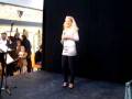 Simone Egeriis synger "Speak Softly love " live i ...