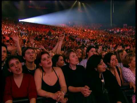 Alizee - Les Enfoires 2002 - Ca Va Pas Changer Le Monde.