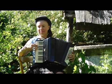 Pianistin Aldona spielt Akkordeon in Sikorzytze 1