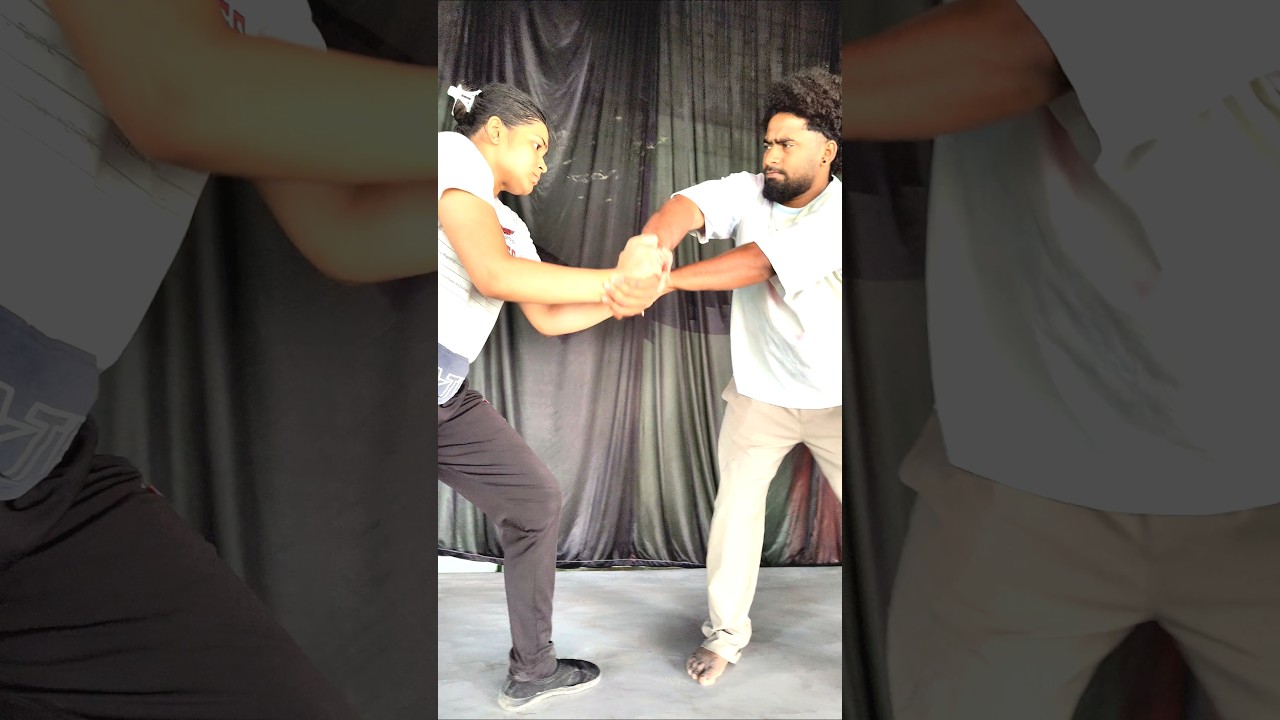 GIRLS DEFENSE TECHNIQUE AGAINST DOUBLE  HAND GRAB ✊🔥 #selfdefense #youtube #bestselfdefense #sudhir