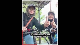 Download lagu Pedalling in style: Friends on bicycles turn heads at Bongawan voting centre mp3