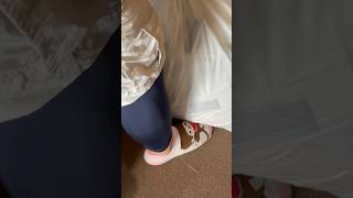 真面目に片付けてるのに、足元が気になりすぎる件ww #shorts