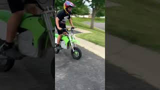 My friend on his modded razor #dirtbike #electric #ebike #jump #fast