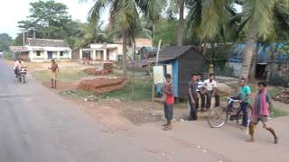 preview picture of video 'Inde 2012 : Satapada - Traversée de village'
