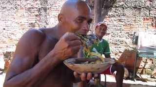 preview picture of video 'Douglas devorando o peixe que pescou - Vila Boa-GO'