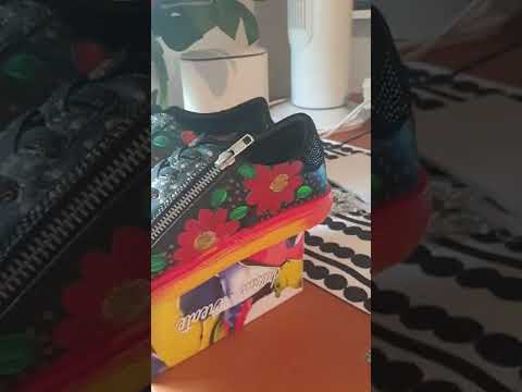 Maalari maalas taloa....ei kun kenkiä...huomenna perjantaina seuraava live !