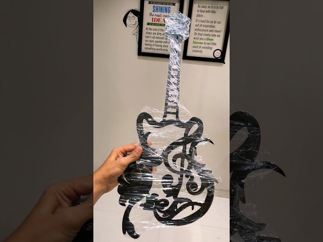Vídeo relacionado con ENKUY Arte de pared de metal para guitarrista, arte de pared de música de guitarra, decoración de pared para amantes de la música, arte único de músico callejero, decoración de pared negra, 15.7 x 12