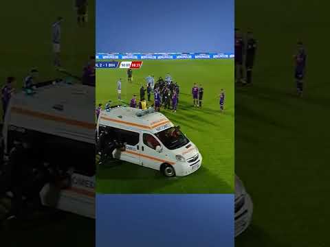 Une ambulance… bloquée sur le terrain