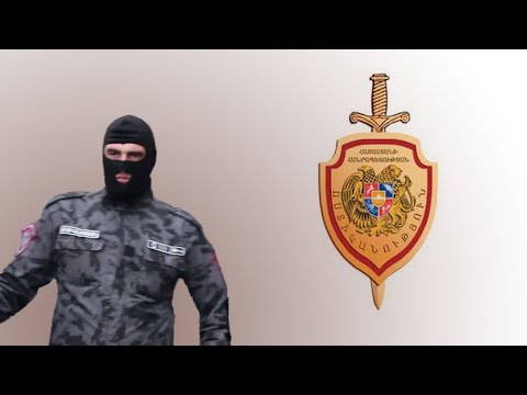 Դիմակավոր ոստիկանները դուրս են հանում վարորդին մեքենայից