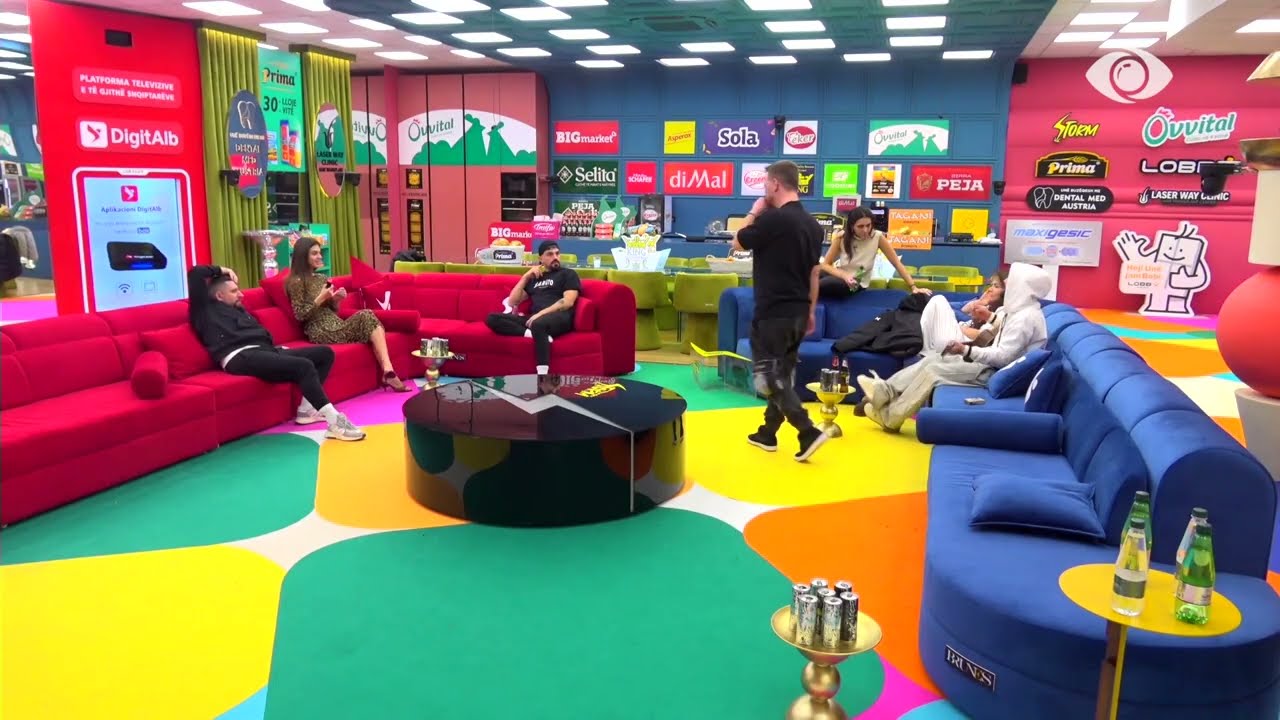 “Zemra sa sa e do, ti nuk e imagjinon…”/ Gjesti mëson të luajë kitarë: Për gjysmë ore dy këngë