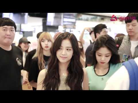 BLACKPINK at Gimpo airport heading to Japan for their concert!