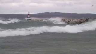preview picture of video 'Petoskey Breakwall, Peoskey, MI. 11-18-2013'